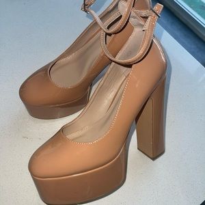 TAN PATENT LEATHER PLATFORM HEELS